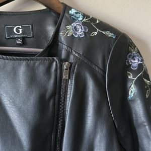 EUC G BY GIULIANA FLORAL EMBROIDERED PU / VEGAN LEATHER JACKET SIZE SMALL